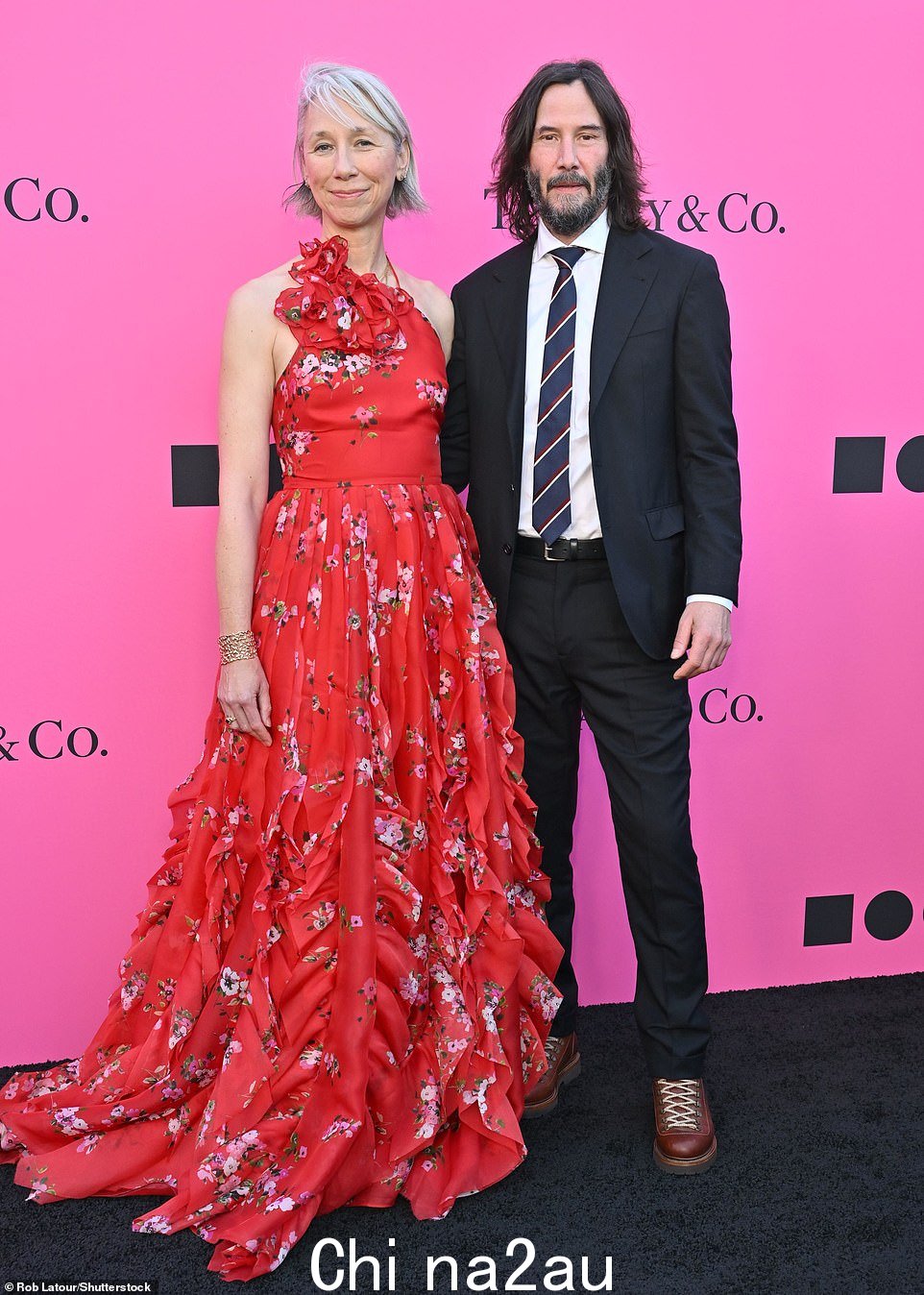 Dapper:Keanu,2019 年首次与 Grant 一起公开,身着黑色西装搭配白色纽扣衬衫