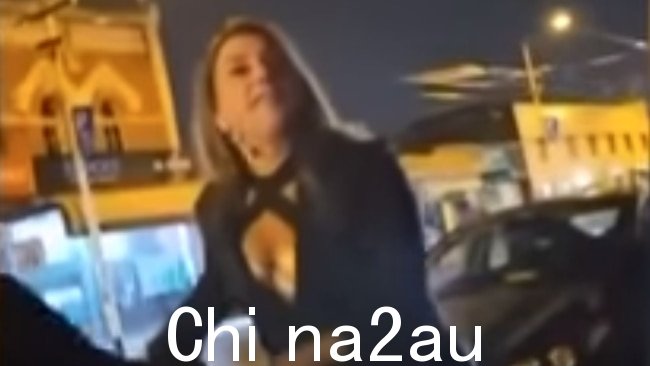 这位直言不讳的参议员被拍到在 Maxine 的绅士俱乐部外与一群男人发生激烈的口头争论星期天早上的凌晨。图片:7News