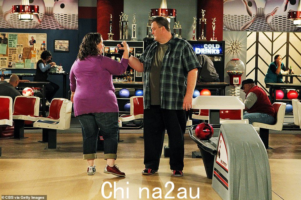 多产的职业生涯:Gardell 最出名的是主演 Sullivan & Son 和 Bob Hearts Abishola,以及在冰河世纪:猛犸象圣诞节中为圣诞老人配音(与 Melissa McCarthy 一起在 Mike & Son 中出演) Molly)