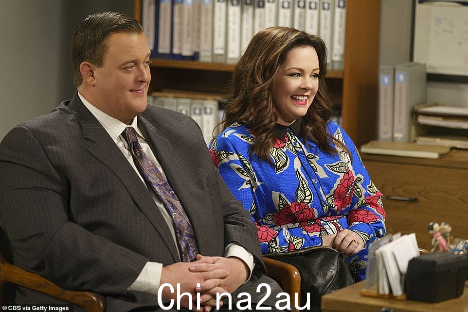 Billy Gardell 饰演 Mike Biggs 和 Melissa McCarthy 饰演 Molly Flynn 正在拍摄他们的节目 Mike & Molly 中的“The Adoption Option”剧集