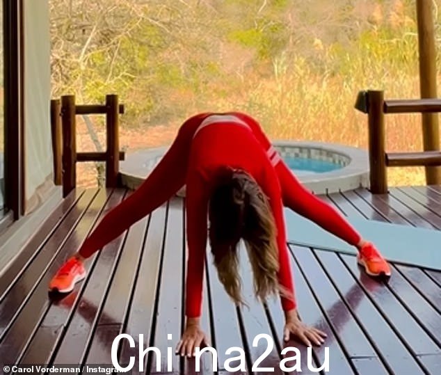 伸展运动:Carol 在室外的阳台上在一个圆形热水浴缸前进行了一系列瑜伽动作,让她长长的金发松散了