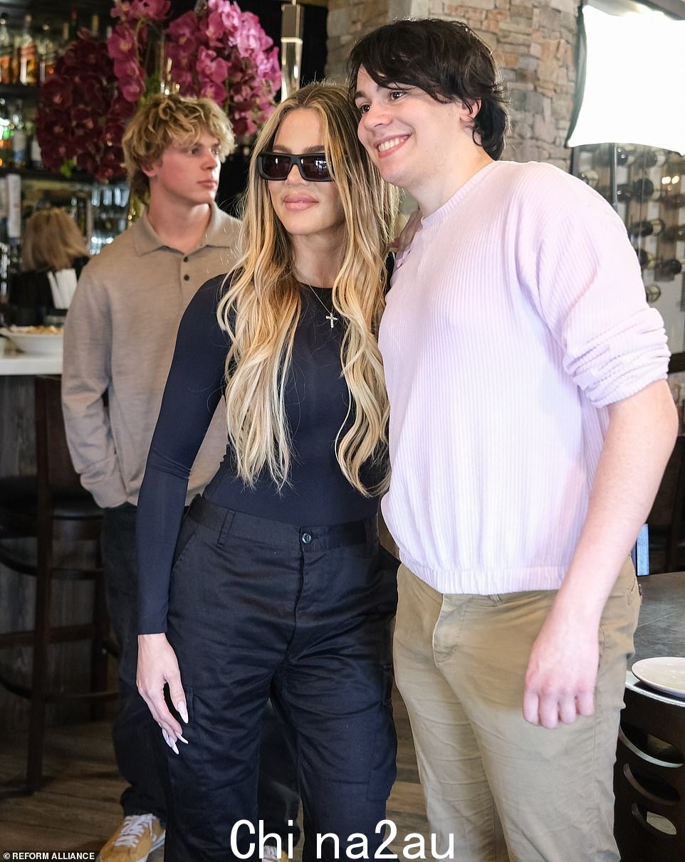 Kween Koko:Khloe 戴着墨镜与粉丝合影;她穿着紧身连衣裤和低腰休闲裤