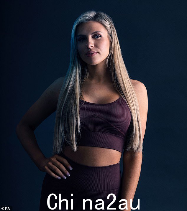 单身:然而,Chloe 目前似乎并没有正式与任何人约会,她一直在享受单身生活并致力于自己的事业,因为她将在new Channel 4 show Scared Of The Dark on Sunday