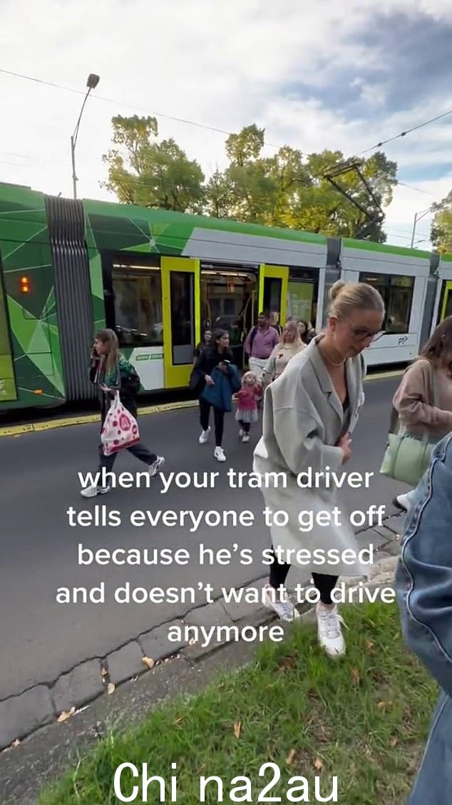墨尔本司机的在 Yarra Trams D 级电车的方向盘后面,周五晚上的轮班对他来说太过分了,所以他告诉乘客下车,因为他压力太大,太着急,无法安全地履行他的职责(如图:乘客下墨尔本电车)”class=