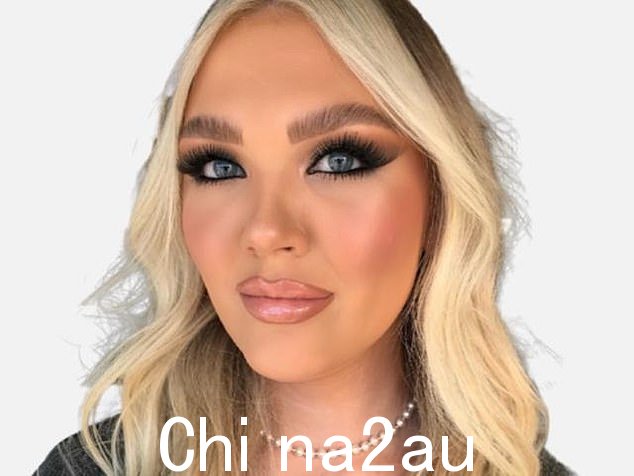 贝拉的父母说她(如图)可以'用她的微笑和蓝色的大眼睛点亮整个房间,她既有趣又愚蠢又优雅'