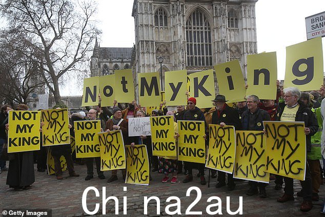 3 月 13 日,来自共和国的抗议者在威斯敏斯特教堂外举着标语,上面写着不是我的国王