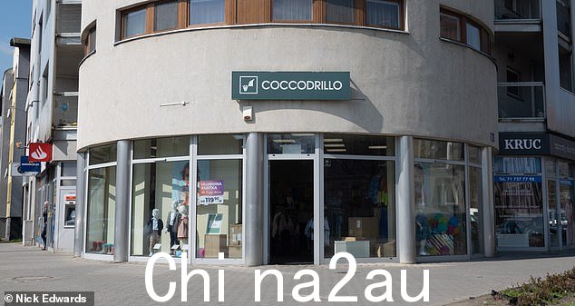 Wendell 的母亲 Dorota 在城里经营着一家成功的服装连锁店,她和丈夫 Piotr 住在那里