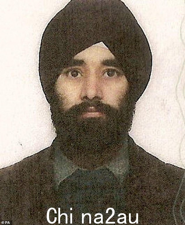 Athwal 和她的儿子 Sukhdave Athwal(图片red),当时 43 岁,因名誉杀害 Surjit 而被判无期徒刑