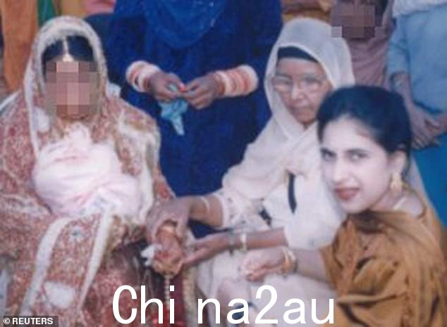 Athwal 和 Surjit 在 2007 年儿媳失踪前不久出现在印度的一场婚礼上