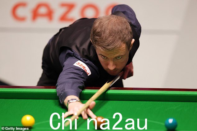 Jack Lisowski 在一张换了衣服的桌子上开始了周二与 Noppon Saengkham 的比赛