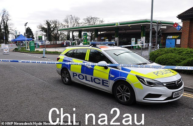 法庭获悉,被告 Sabeur Trabelsi 涉嫌就所发生的事情向警方和他的同事撒谎,声称受害人喝得酩酊大醉,以至于他失去了平衡,倒在了加油站外(如图)