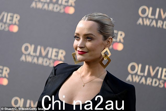前爱岛主持人 Laura Whitmore(如图)推出她的早餐秀 (ITV) 时至少演播室的灯亮着