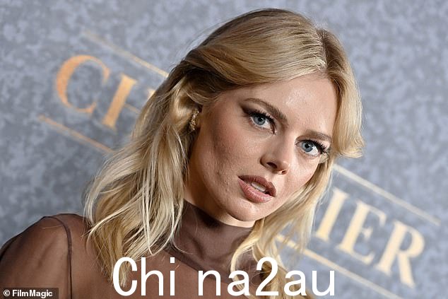 在红地毯上喜气洋洋,Samara 在迷人的波浪中设计了她的金发,并选择了有光泽的化妆调色板