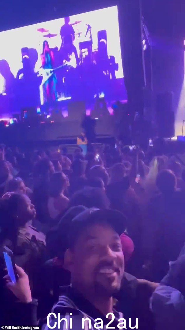骄傲的爸爸:奥斯卡奖得主威尔史密斯在加利福尼亚州印第奥的科切拉谷音乐艺术节上聚集在莫哈韦沙漠帐篷内的拥挤人群中为他的两个最小的孩子 - 威洛和贾登欢呼Sunday