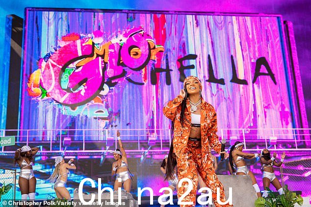 别忘了!格莱美奖提名人 GloRilla 还在投影屏幕上将沙漠盛宴重新命名为“GLO-chella”,因为她带着穿着银色比基尼的伴舞走上科切拉舞台” class=