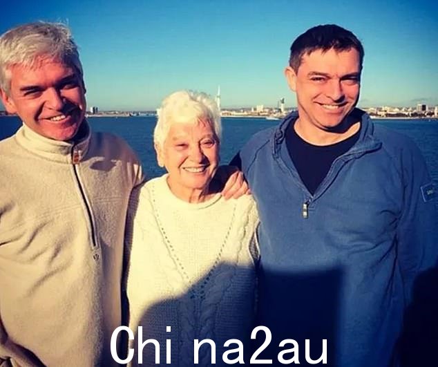 Schofield 兄弟和他们的母亲一起享受一天的照片
