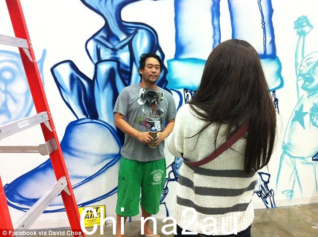 吹嘘:主持这期节目的 Choe 牛逼地声称在要求她对他进行性行为之前,未经她的同意与女按摩师亲密接触