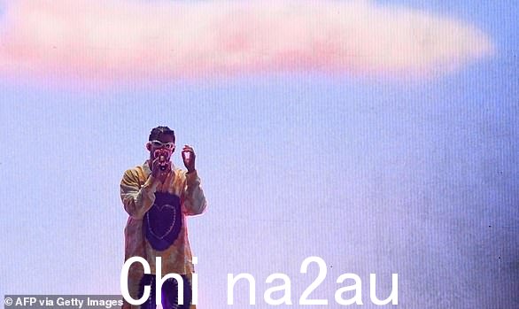 开始:Bad Bunny 是周五的头条新闻,因为他将领导才华横溢的表演,包括 Gorillaz、Burna Boy、Becky G 和 Pusha T