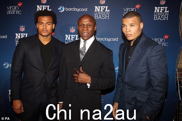 Chris Eubank 和他的两个儿子——Sebastian,左边,他五个孩子中的老三,还有 Chris Junior