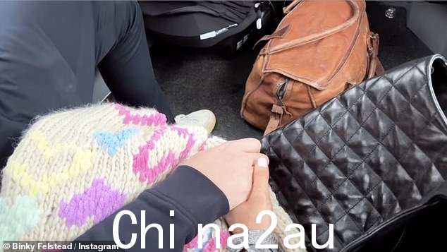 医院之旅:当天早些时候,Binky 在她的 Instagram 快拍中分享了一张她和 Max 手牵着手坐在车里去医院的照片