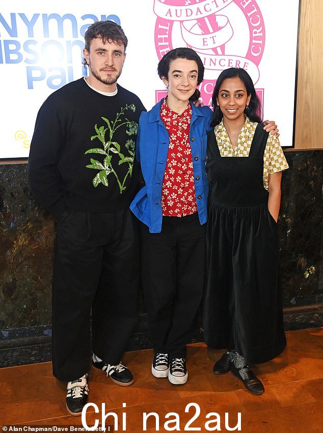 Trendy:Paul Mescal 在周一下午与联合主演 Patsy Ferran 和 Anjana Vasan 一起出席第 32 届年度评论家圈剧院奖时剪裁得体。