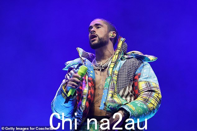 从 Vete 到 Titi Me Pregunto 到 Yo Perreo Sola 的曲目,这位艺术家在成千上万尖叫的粉丝面前关闭了音乐节的主舞台,视觉效果令人迷醉以及在他身后燃烧的烟花和火焰