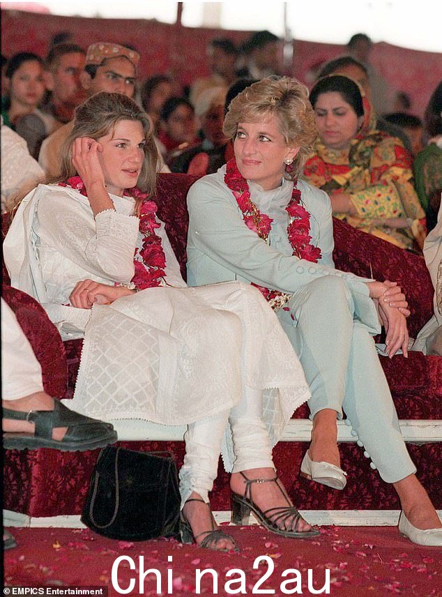已故的戴安娜王妃和Jemima Khan(左)于 1996 年 4 月访问巴基斯坦拉合尔的 Imran Khan 癌症医院时