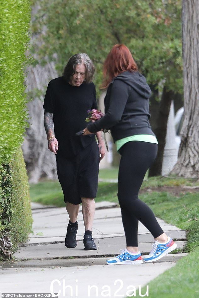 享受阳光:2020 年 1 月,Ozzy 在与妻子 Sharon 的情感采访中透露他患有帕金森症