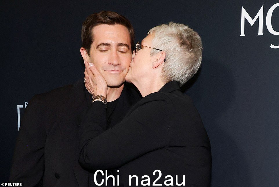 朋友:Curtis,64 岁,他是 Jake 的好朋友,42 岁的父母 - 导演 Stephen Gyllenhaal 和编剧 Naomi Foner - 在他的新电影 The Covenant 的首映式上与 Jake 一起走红地毯