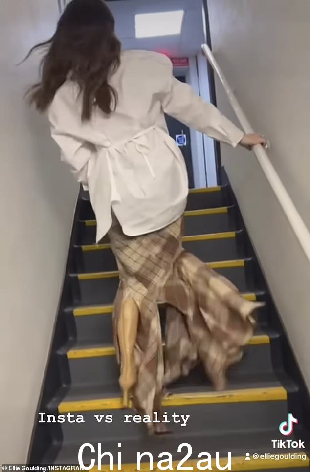 搞笑:这位歌手身着多开叉掉落在地板上的格子号码看起来很迷人,但紧身版型证明是一场斗争