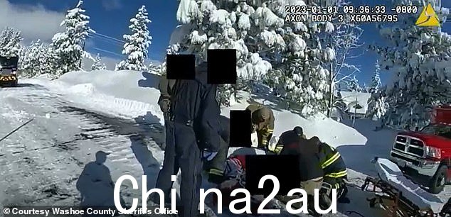 前五名救援人员在扫雪机留下的一大滩血泊旁边疯狂地努力稳定重伤的雷纳在雪地上