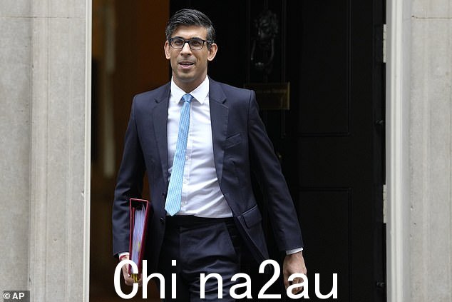 首相(如图)透露他很高兴这位美国流行歌星下个月加入阵容,说他的女儿们是'大粉丝'