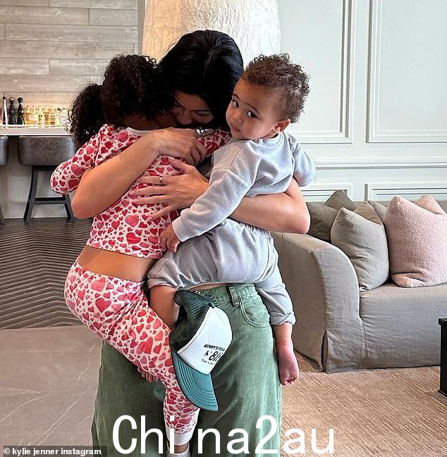 内容:Kylie 最近透露,成为 5 岁的女儿 Stormi 和 14 个月大的儿子 Aire 的母亲,让她拥抱了自己的自然美