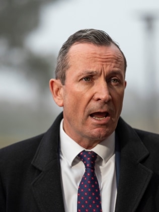 西澳州长 Mark McGowan 被拍到用热门麦克风告诉澳大利亚驻华大使 Hastie 先生出生时“服用了冷战药”。图片:NCA NewsWire / Martin Ollman