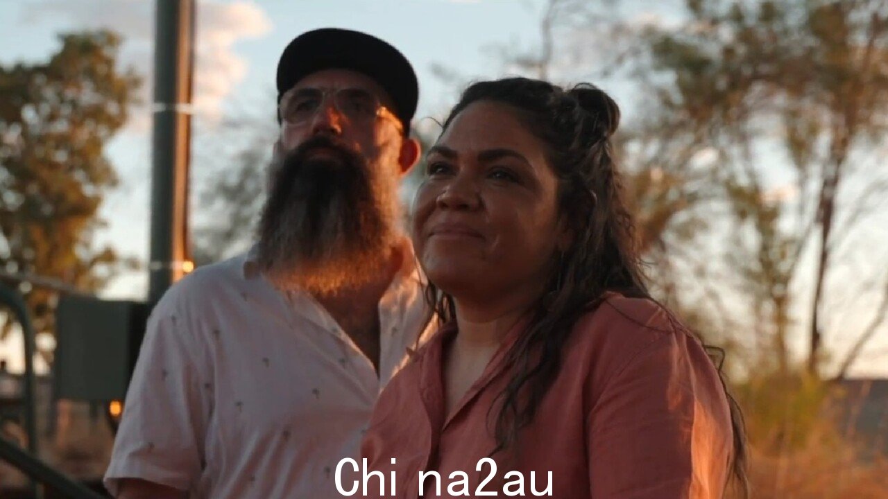 独家:先看看Voice 公投的‘反对’竞选广告” /><p>原住民参议员 Jacinta Nampijinpa Price 主演了一段视频广告,旨在说服澳大利亚人在 Voice 对议会的公投中投反对票。</p><p>新任命的澳大利亚原住民影子部长与她的丈夫、出生于苏格兰的音乐家科林·莉莉 (Colin Lillie) 一起出现,两人谈到了他们的背景,以及他们如何不希望他们的“混血家庭”因种族而分裂。</p><p>由 No 出版活动团体 Fair Australia 并在 Peta Credlin 的 Sky News Australia 节目中独家播出,该视频以 Price 女士开始讲述她在爱丽斯斯普林斯与土著母亲和白人父亲一起长大的感觉。</p><img class=