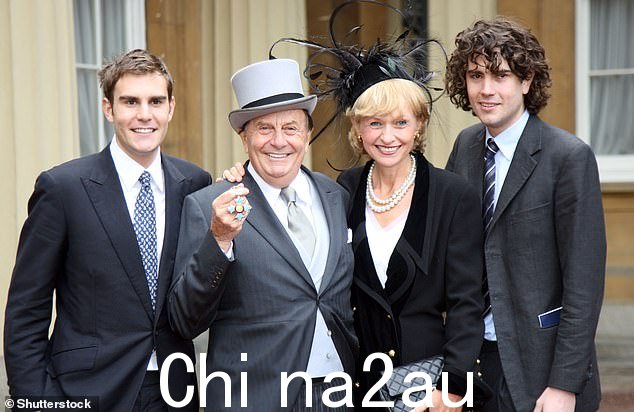 支持:Barry 的家人已经赶到他身边(2007 年与妻子 Lizzie 和儿子 Oscar 和 Rupert 合影)