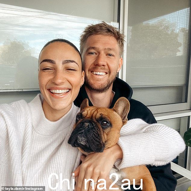 AFL 英超球员 Nathan Broad(右)和他的 Love Island 明星妻子 Tayla Damir(左)于去年 10 月喜结连理。虽然他们的婚礼进行得很顺利,但 Nathan 透露他的求婚计划出了差错,他被迫等待数周才能向 Tayla 提出问题