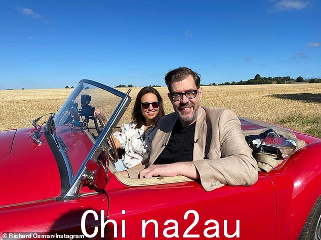 Sweet:经过两年的约会,他们于 5 月宣布订婚,理查德在接受采访时证实了这一消息:'令人兴奋,不是吗?!'
