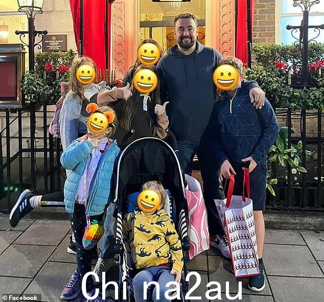 快乐时光:喜剧演员和他的六个孩子在 Mayfair's Chesterfield Hotel 外拍了一张未注明日期的社交媒体照片