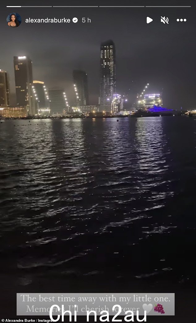 在发布到她的 Instagram 故事的一段视频中,她展示了她在晚上看到的迪拜壮丽景色,并写道:'和我的孩子一起度过的最美好的时光。我将永远珍惜这些回忆'
