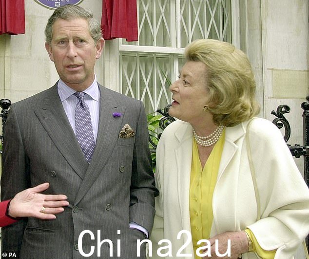 Lady Pamela Hicks 与当时的查尔斯王子于 2000 年在伦敦骑士桥为纪念缅甸蒙巴顿伯爵和伯爵夫人的蓝色牌匾揭幕