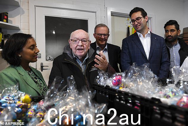 总理 Anthony Albanese(一年前与 Fr Bob 合影)向这位墨尔本偶像致敬,称他是所有与劣势作斗争的人中不可抑制的快乐冠军