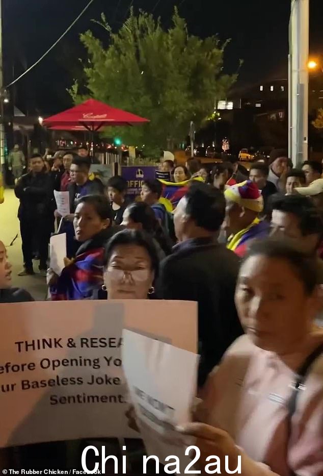 周二,150 名男女老少聚集在墨尔本 Rubber Chicken Comedy Pub 的入口处(如图),抗议漫画 Lewis Spears 的达赖喇嘛笑话
