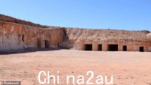 该镇著名的地下住宅,称为防空洞(如图),将被拍卖