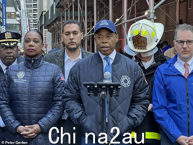 Eric Adams,纽约市长,在纽约警察局局长 Keechant Sewell(左)旁边讲话