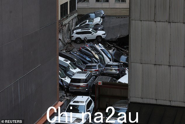 地板相互倒塌,车辆坠落