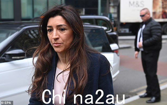 他的妻子 Fabiana Flosi 带着她的埃克莱斯通来到了一辆带有个性化车牌的白色路虎揽胜
