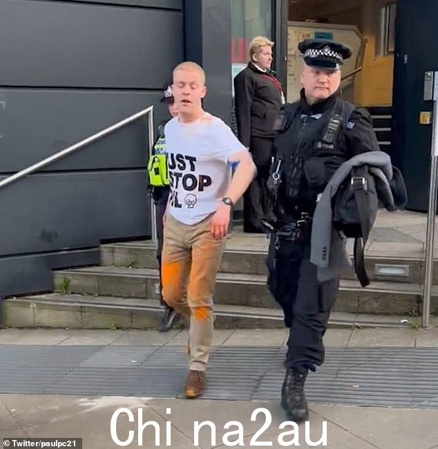 惠廷汉姆在被捕后被带离坩埚。考虑到抗议活动的轻松进行,球员的安全和安全受到审查
