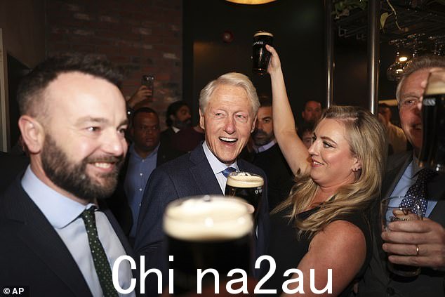 来自 Tap House 酒吧的生动照片显示 Colum Eastwood 的妻子 Rachael Eastwood 热情地拥抱克林顿,这让第 42 任总统很高兴