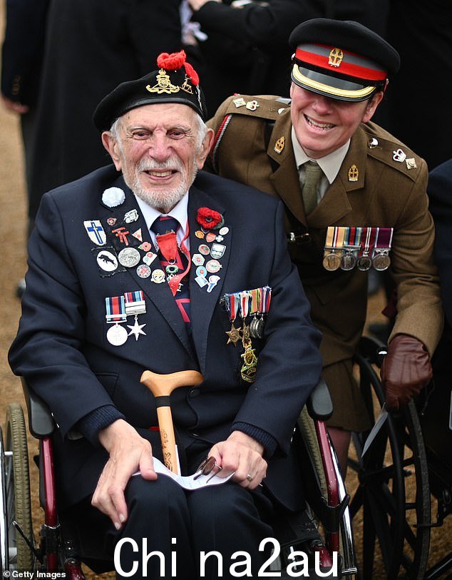 乔·卡蒂尼 (Joe Cattini) 是英国最后幸存的 D-Day 退伍军人之一,曾在第二次世界大战期间参加过诺曼底的英勇入侵,享年 100 岁(摄于 2021 年 11 月)